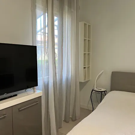 - With Lakefront Pool Apartment *
