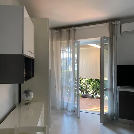 Apartment - With Lakefront Pool